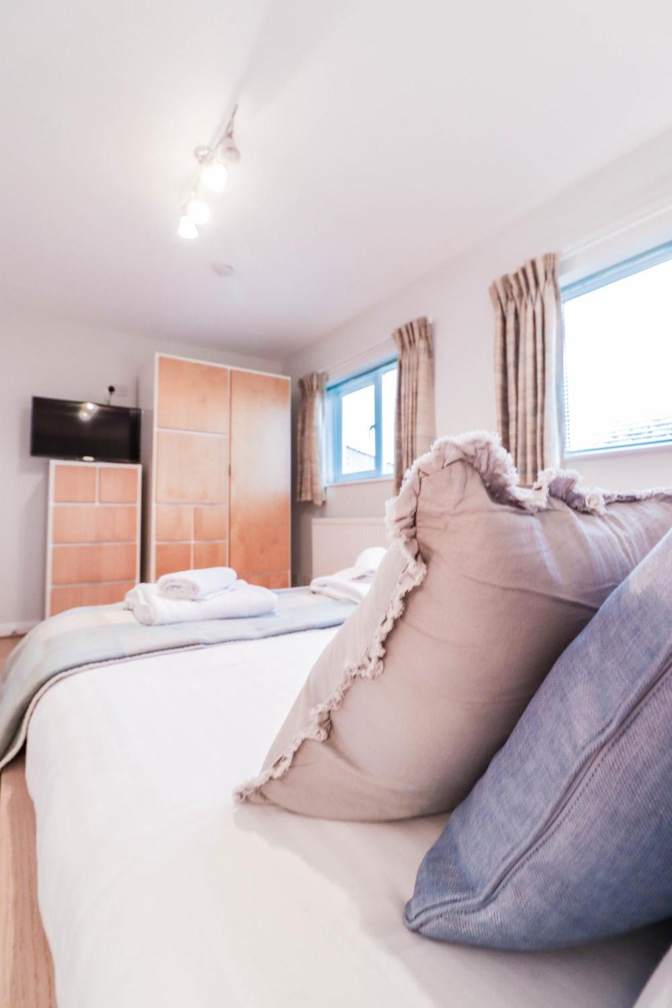 Bright And Spacious Contractor House L Parking! Borehamwood Exterior photo