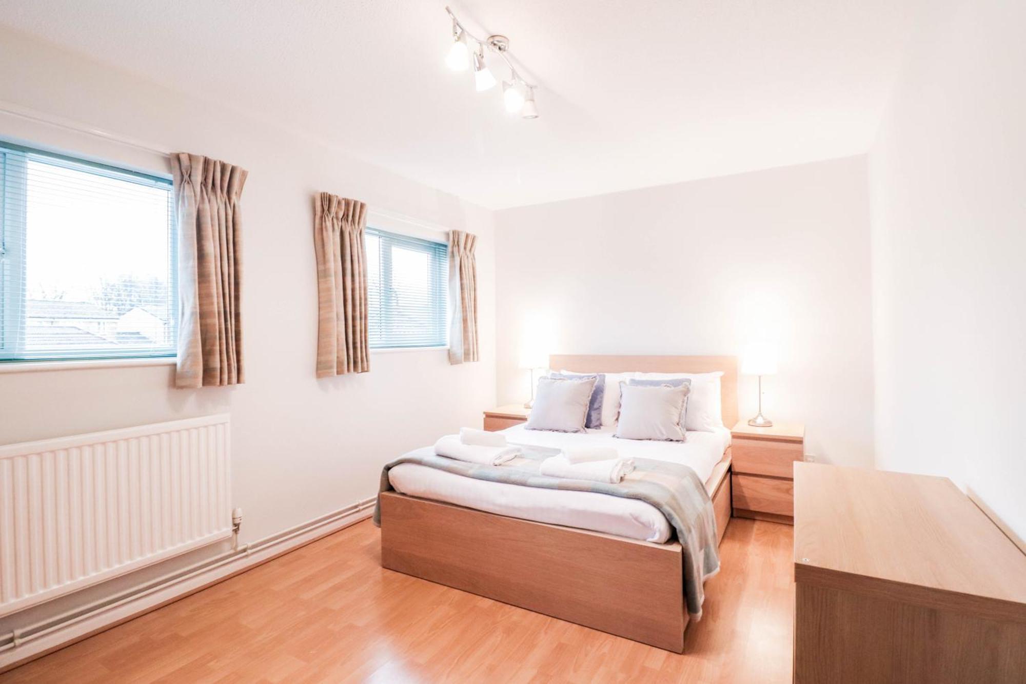 Bright And Spacious Contractor House L Parking! Borehamwood Exterior photo