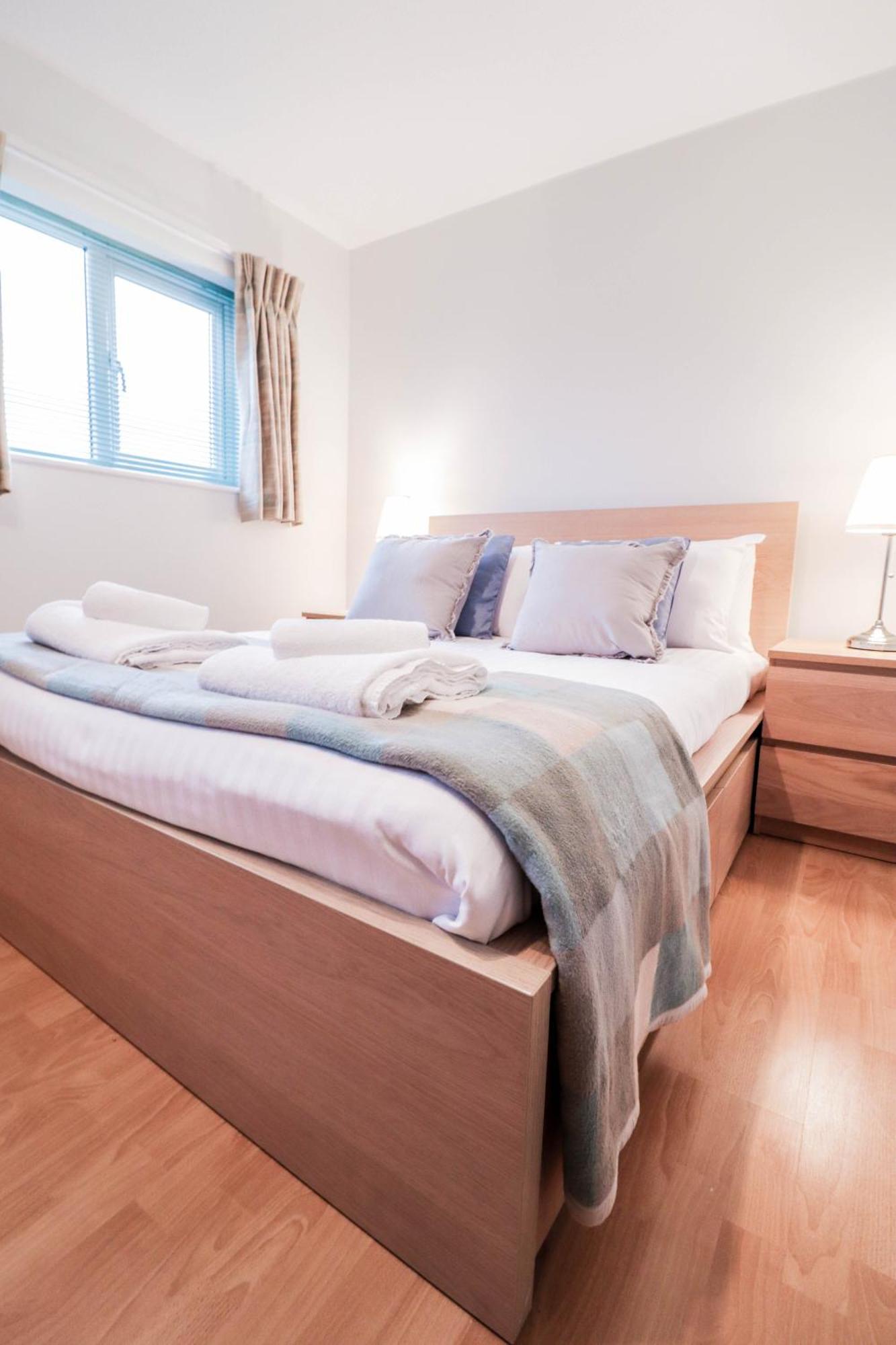 Bright And Spacious Contractor House L Parking! Borehamwood Exterior photo