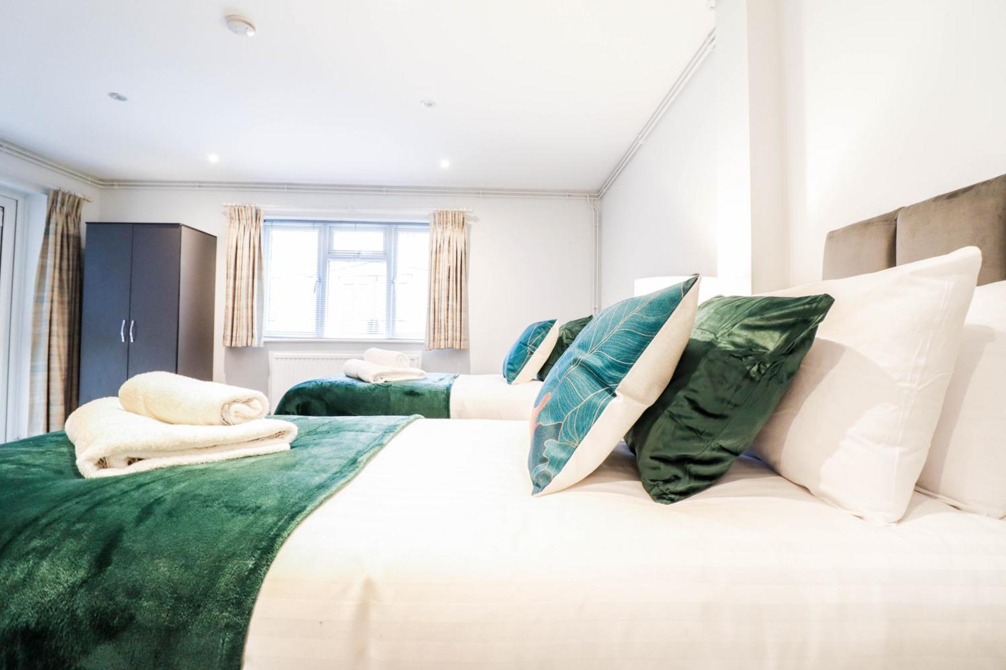 Bright And Spacious Contractor House L Parking! Borehamwood Exterior photo