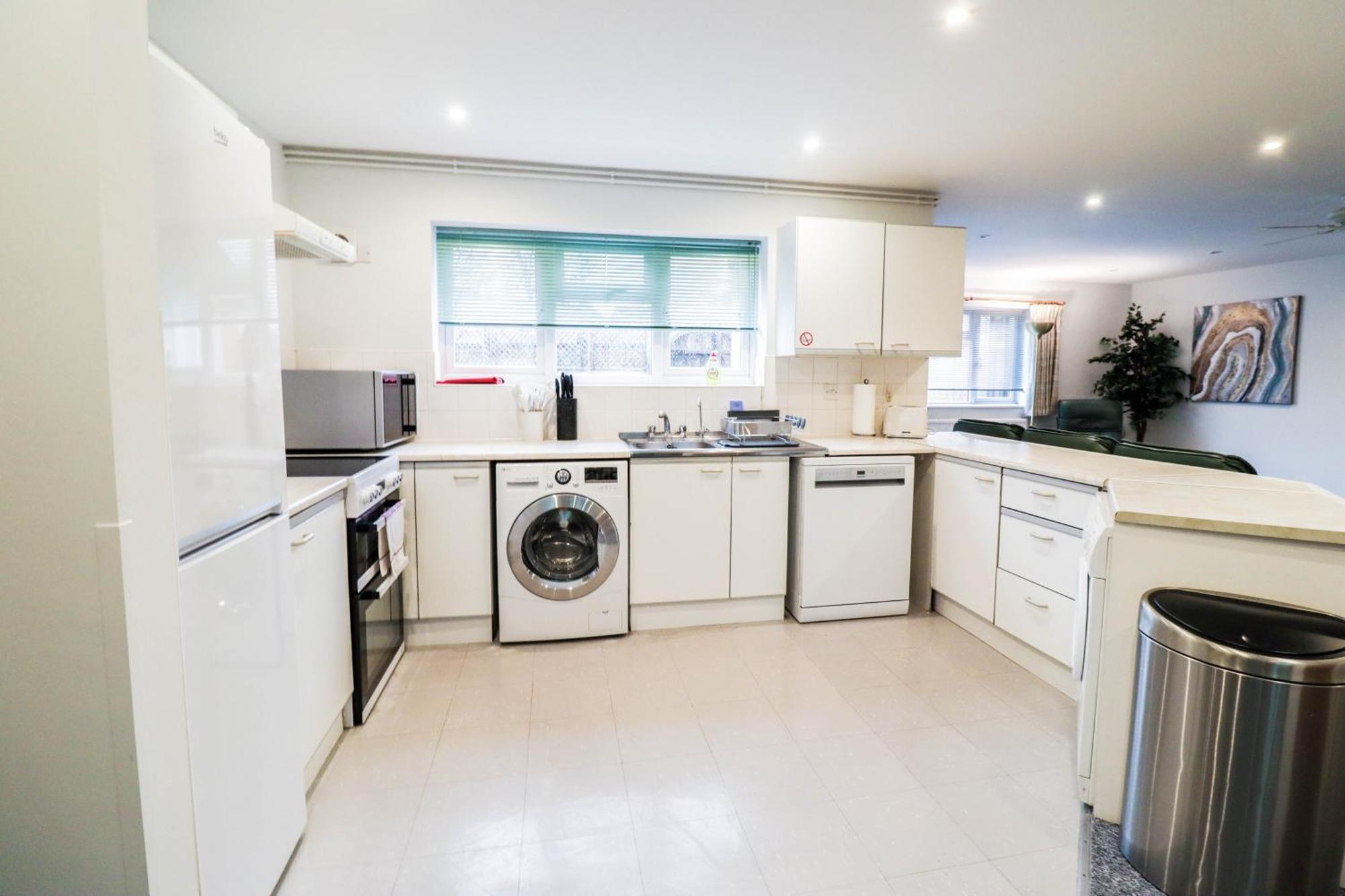 Bright And Spacious Contractor House L Parking! Borehamwood Exterior photo