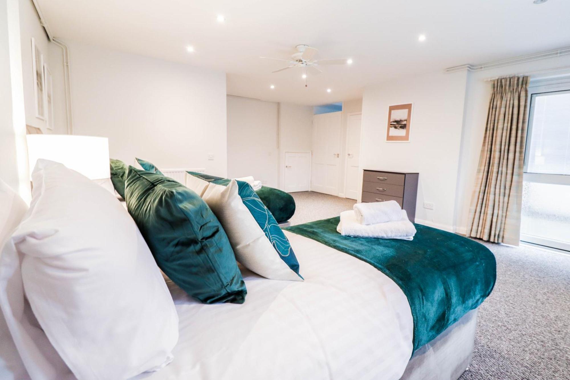 Bright And Spacious Contractor House L Parking! Borehamwood Exterior photo