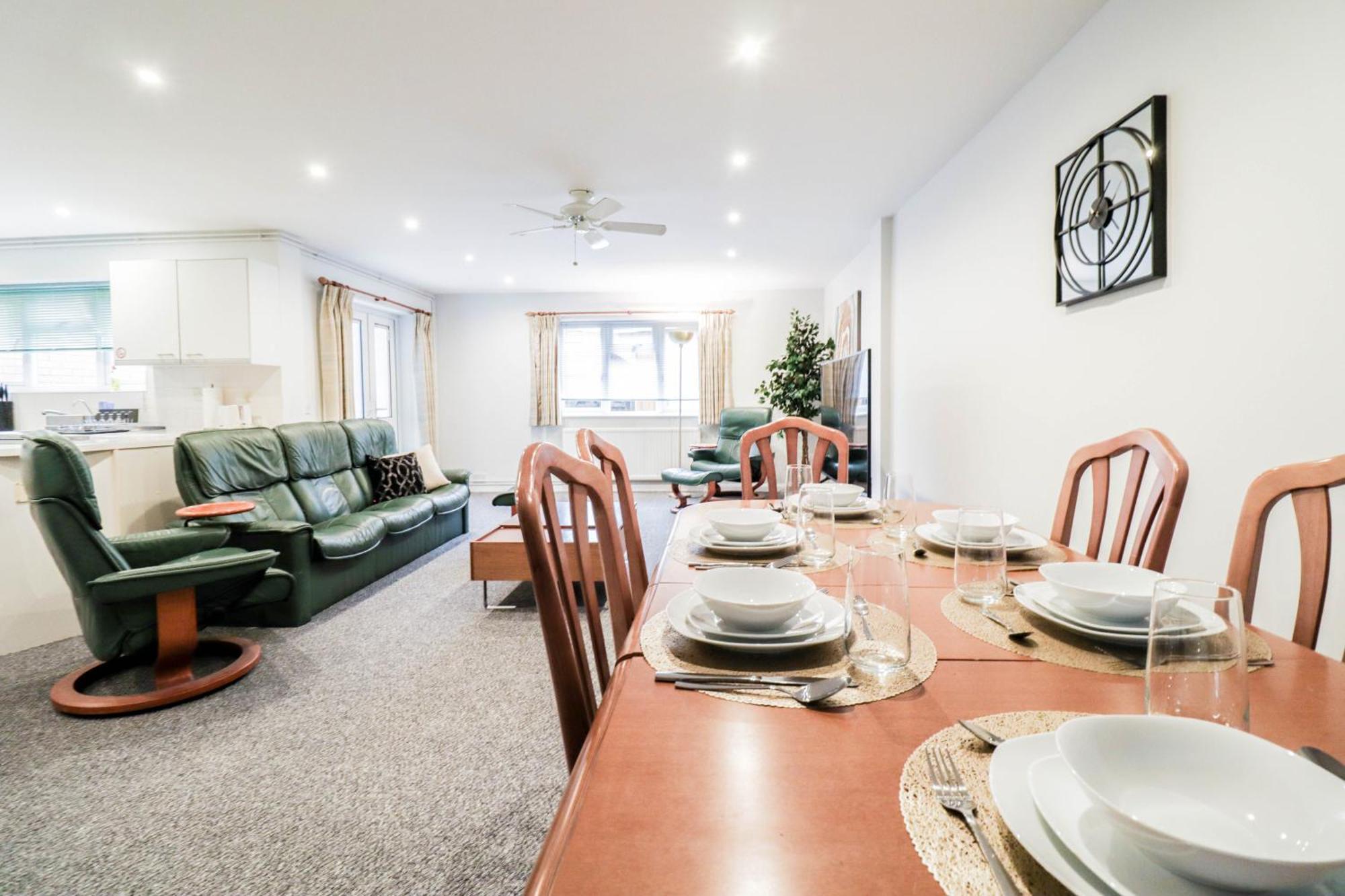 Bright And Spacious Contractor House L Parking! Borehamwood Exterior photo