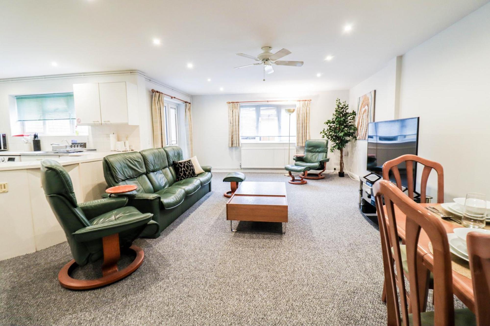 Bright And Spacious Contractor House L Parking! Borehamwood Exterior photo