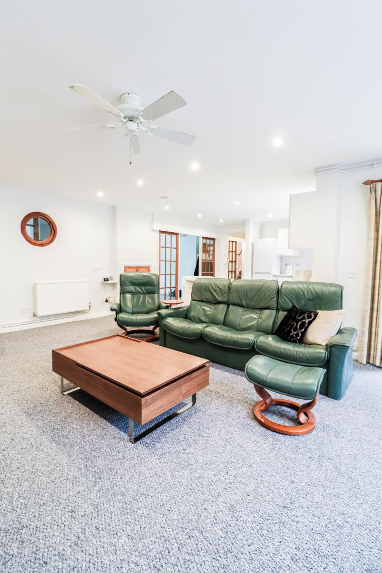 Bright And Spacious Contractor House L Parking! Borehamwood Exterior photo