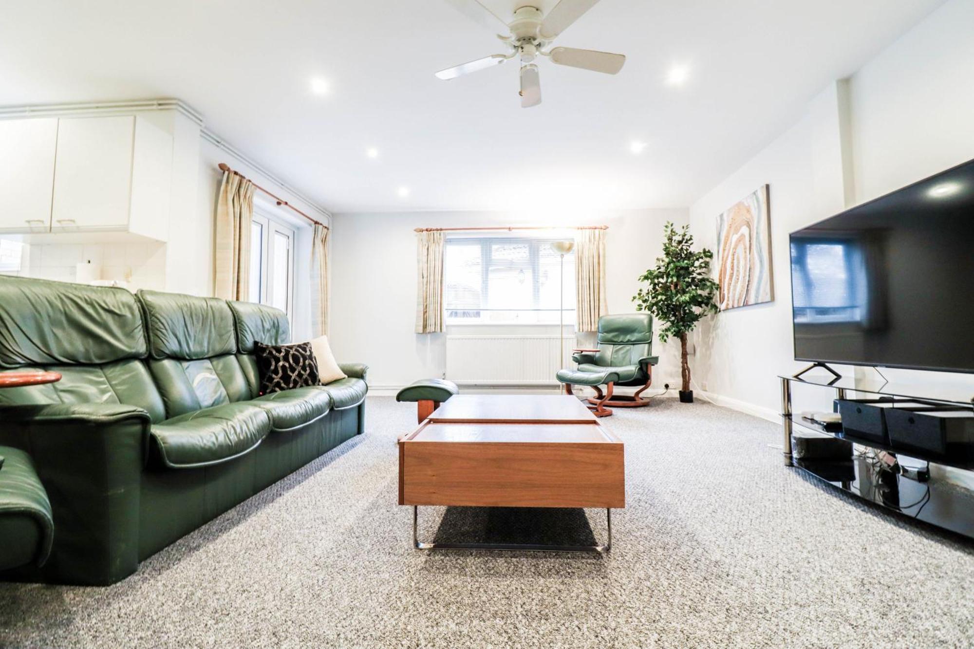 Bright And Spacious Contractor House L Parking! Borehamwood Exterior photo